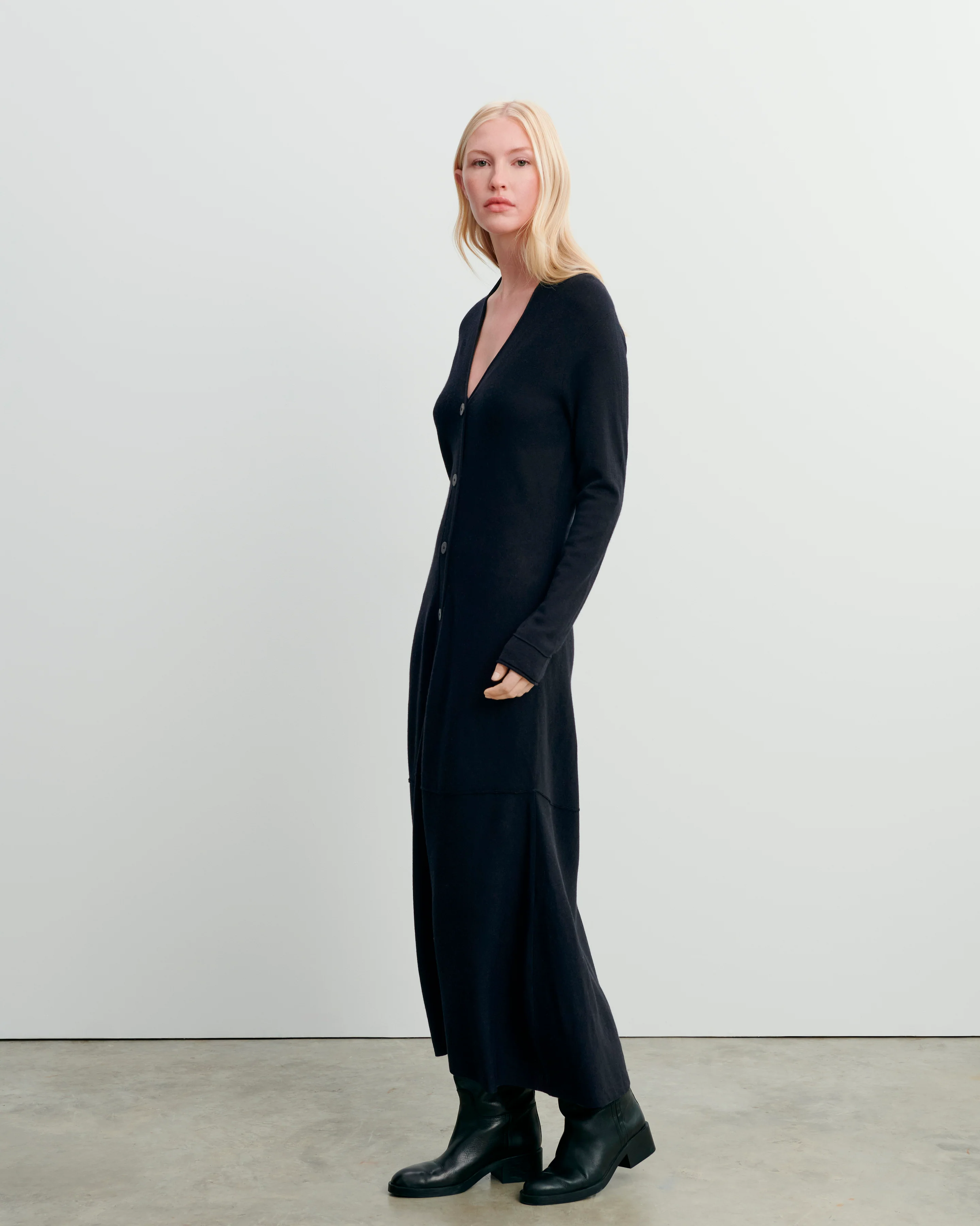 Robe col V minimaliste - Image 2
