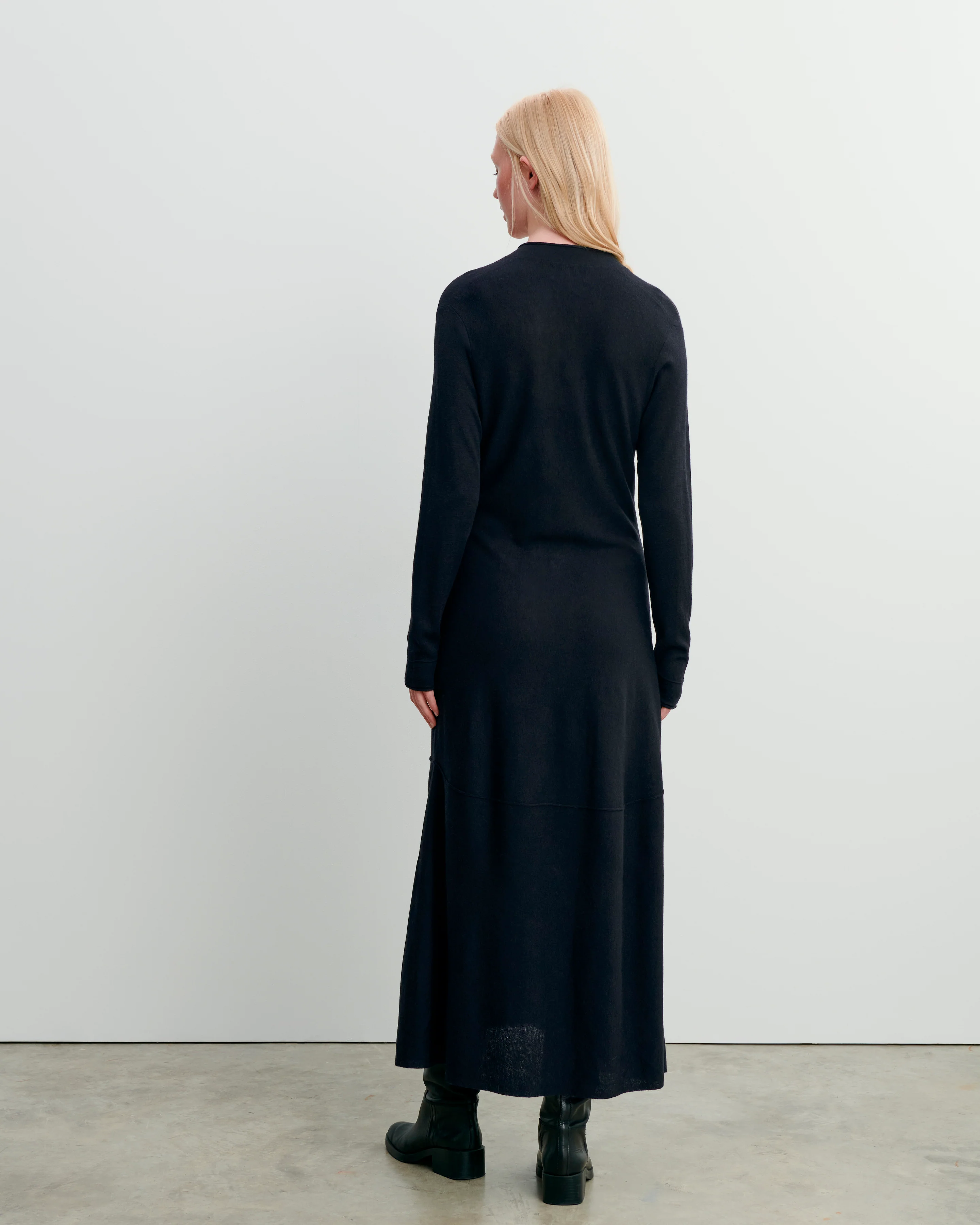 Robe col V minimaliste - Image 3